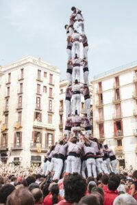 Castellers levantando una torre humana durante una fiesta tradicional en Cataluña
