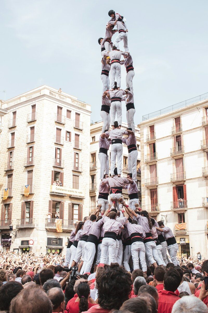Castellers levantando una torre humana durante una fiesta tradicional en Cataluña
