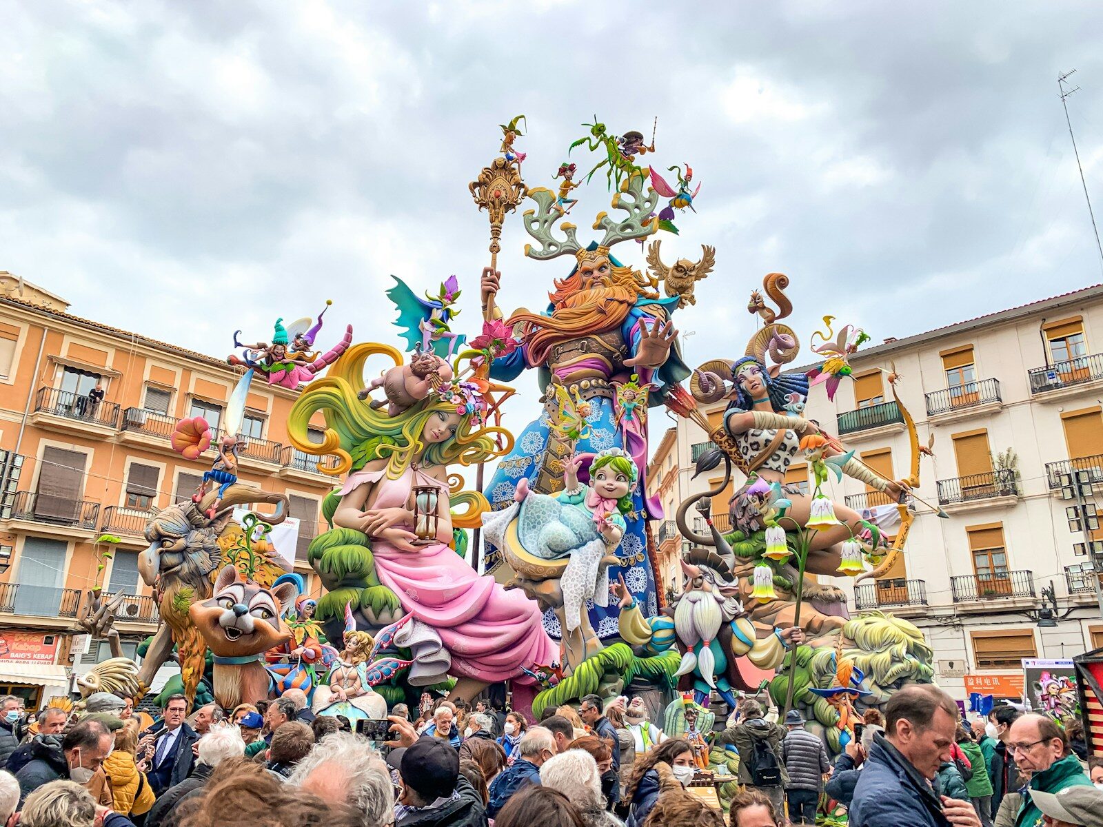Desfile con trajes tradicionales durante una fiesta popular en España