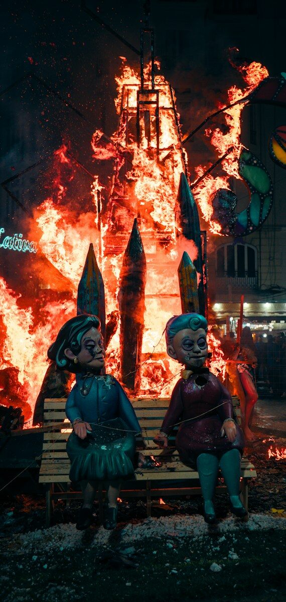 Multitud celebrando una fiesta popular en una plaza española